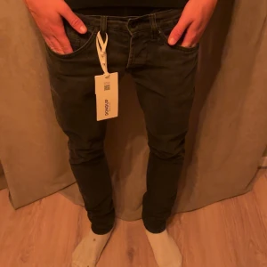 Dondup Jeans George - Dondup Jeans George "gråa" som är otroligt populära just nu. Skick=9/10 Ny pris= 4000 kr och mitt pris är endast 799 kr👖//Allt gott