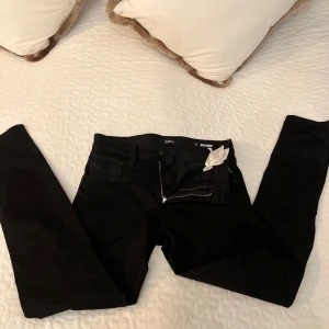 Svarta jeans från Replay - Säljer ett par svarta Replay jeans i modellen Anbass. De är i mycket bra skick och har en slim passform. Perfekta för både vardag och fest!