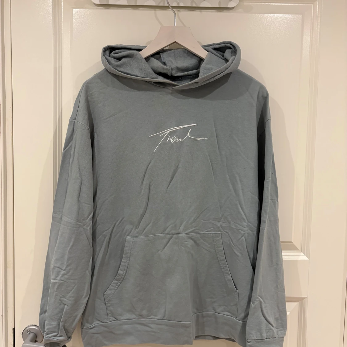 Röd och grå hoodie från Trend - 1