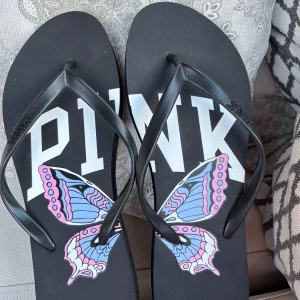 pink flipflops - aldrig använda utan tags. passar storlek 38. ok att köpa direkt 🖤