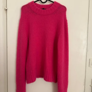 Mysig tröja från Massimo dutti - Säljer min superfina mysiga tröja från massimo dutti. Fick den i present får nått år sedan men inte kommit till användning. Super gosig och skönt material. Har slits vid ärmarna som gör en bra komfort. Är stl L men skulle säga att den passar perfekt för mig som har S/M i stl! Pris kan gå att diskutera🩷