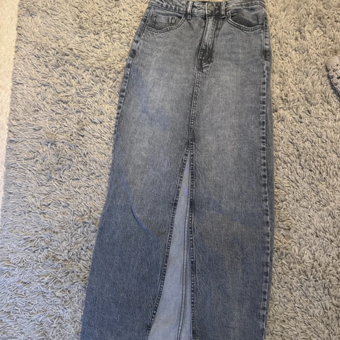 Grå lång jeanskjol från Stradivarius