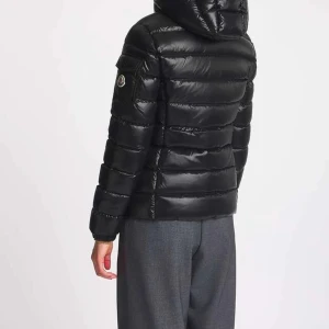 Monclerjacka - Fin Moncler jacka i modell Bady säljes. Jackan har dragkedja framtill. Perfekt för vintern med sin varma och vadderade design. Har används ett fåtal gånger. Storlek 2 som motsvarar 36. Äktahetsbevis finns. Nypris: 18 000 kr. Skriv för mer bilder 🌸🌸