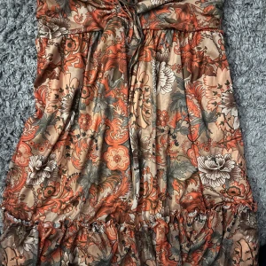 Blommig klänning - Supersöt kortklänning med blommigt mönster. Perfekt för sommarens alla tillfällen och aldrig använd💕💕