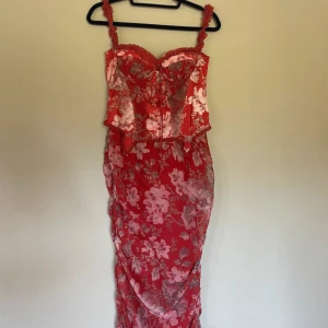Röd blommig långklänning ASOS Design - Klänningen är i storlek S