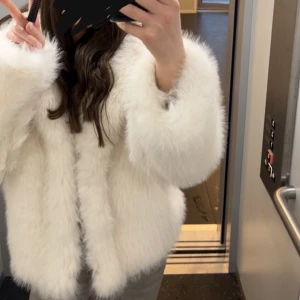 Vit fluffig pälsjacka - Säljer en supermjuk och fluffig vit pälsjacka med långärmade ärmar och oversized passform. Jackan har en lyxig look med tät pälsimitation och är perfekt för dig som vill sticka ut med en cool och trendig stil. Passar dig som gillar statement-plagg och vill ha något extra. Den är från Gina tricot. Köpte för 800kr. Pris kan diskuteras. Hör av vid ev frågor 💗