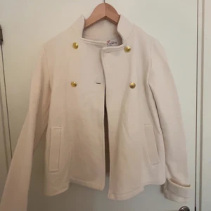 Elegant kappa  - Jätte snygg kappa,nästan aldrig andvänt och inga defekter förutom en liten fläck som bara syns på nära håll(se bild 3)