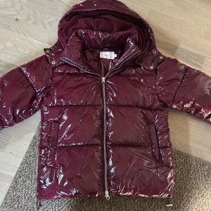 Nelly jacka  - Säljer nu denna populära jackan från nelly som är helt nyskick💕Super fin glansig vinröd färg💗Inga defekter alls💕Varm och gosig jacka och modellen är sjukt fin på! Först till kvarn🩷 