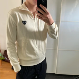 Cdg zip up - Säljer denna feta Cdg zippen storlek S men passar XS är 175 62 kilo men de ser riktigt bra ut med den på