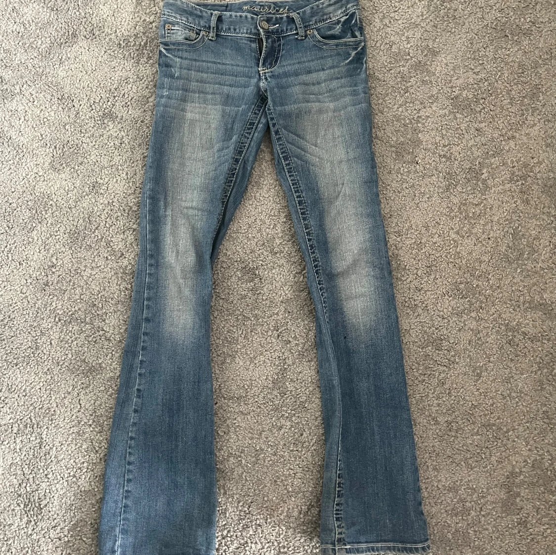 Blå bootcut jeans med broderade fickor