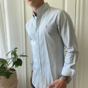 Polo Ralph Lauren skjorta slim fit M - Polo Ralph Lauren skjorta slim fit M, inga defekter! Modellen bär M slim fit och är 180,75 kg. Passar honom bra! 🫶randig btw 