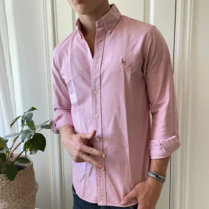 Ralph Lauren skjorta rosa S - Ralph Lauren skjorta rosa S, inga defekter som ny! Modellen bär S och är 180,75 kg! Kom med frågor 🫶