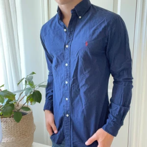 Ralph Lauren skjorta slim fit M - Ralph Lauren skjorta slim fit M, inga defekter! Modellen bär M slim fit och är 180,75 kg. Passar honom bra! 🫶lite använd men inte särkilt mycket 