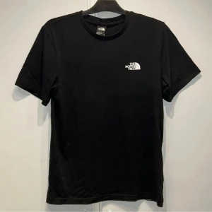 The North Face - Säljer en The North Face tröja som är näst intill nyskick 9.5/10✅Tröjan är bara använd någon gång inte mer än så✅Hör av er vid frågor och funderingar✅Priset kan såklart diskuteras vid snabb affär🤩🤝