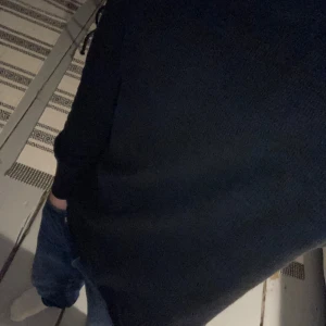 Ralph lauren tröja  - Svart långärmad tröja från Denim & Supply Ralph Lauren. Enkel och stilren design med rund halsringning och ribbade muddar. Perfekt att matcha med jeans eller kjol för en clean look.