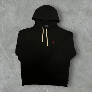 Ralph Lauren Hoodie Svart - 💪🏽Skick:Mycket bra   📐Mått:Längd:61cm:Axelbredd:49cm  📎Material:86%bomull:14%Polyester  📦Skickar alltid inom 24h  💸Köp fler plagg för att få billigare pris  ✅Äkthetsgaranti  Superlitet hål vid luvan (se bild) men syns inte