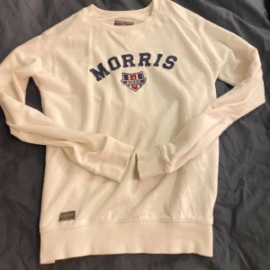 Morris tröja S  - Tjena säljer denna eleganta Morris tröjan i stl S, fint skick. Färg vit, hör av dig vid funderingar:)