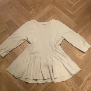 Ljus kofta från  Part Two💞💞 pris kan alltid diskuteras  - Supersöt ljus kofta från Part Two med peplumvolang nertill och trekvartsärm. Enkel och stilren design med rund halsringning🥰🥰