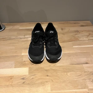 Svarta Asics sneakers - Säljer ett par svarta Asics sneakers i storlek 40 som är för små. De är i mycket bra skick och visar ej mycket tecken på användning. Har ej defekter. Hör av er om minsta fundering💫