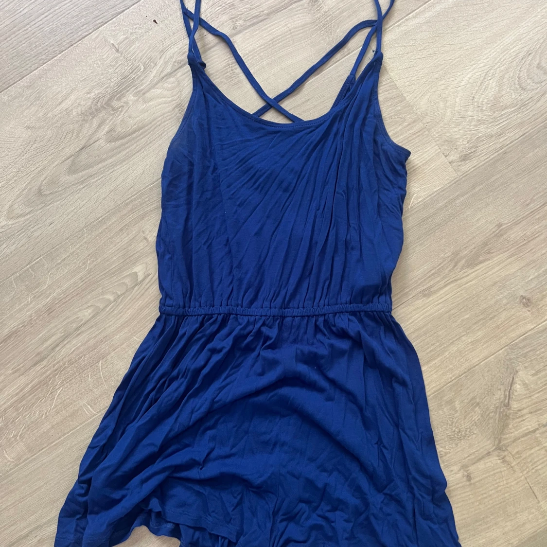 Blå kort jumpsuit med smala axelband