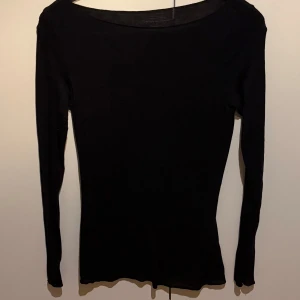 Svart långärmad topp från Intimissimi - Svart långärmad topp från Intimissimi i ultralätt material med kashmir. Den har en defekt på framsidan (se sista bilden) den är däremot inte så synlig alls när man har på tröjan mer som en ”lös tråd”