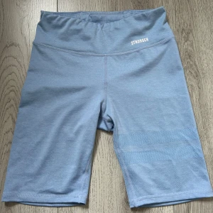 Träningsshorts från Stronger - Säljer ett par ljusblå tränibgsshorts från stronger. Dem är i bra skick då dem inte kommit till så stor användning🩵