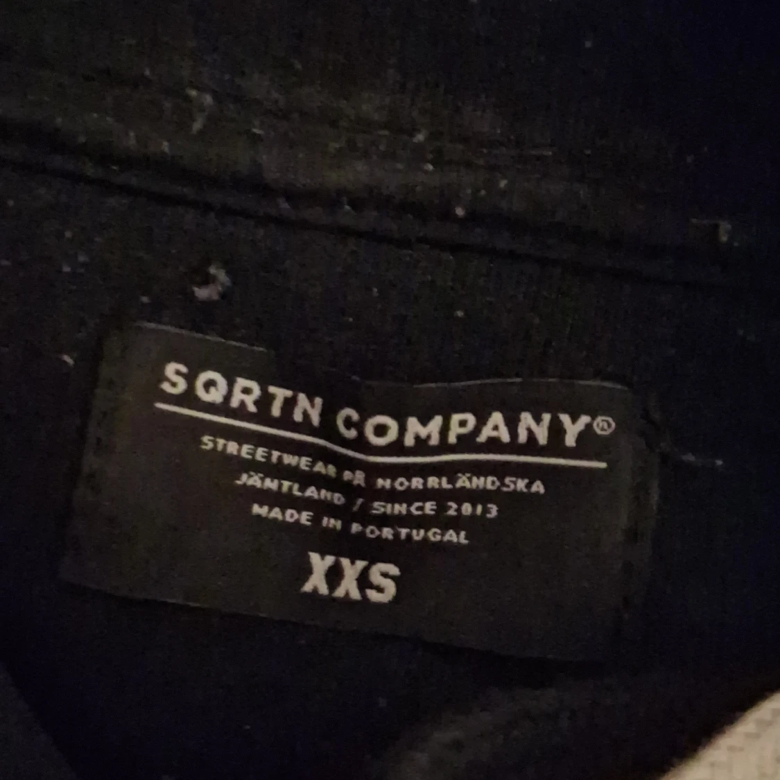 Svart hoodie från SQRTN Company - 1