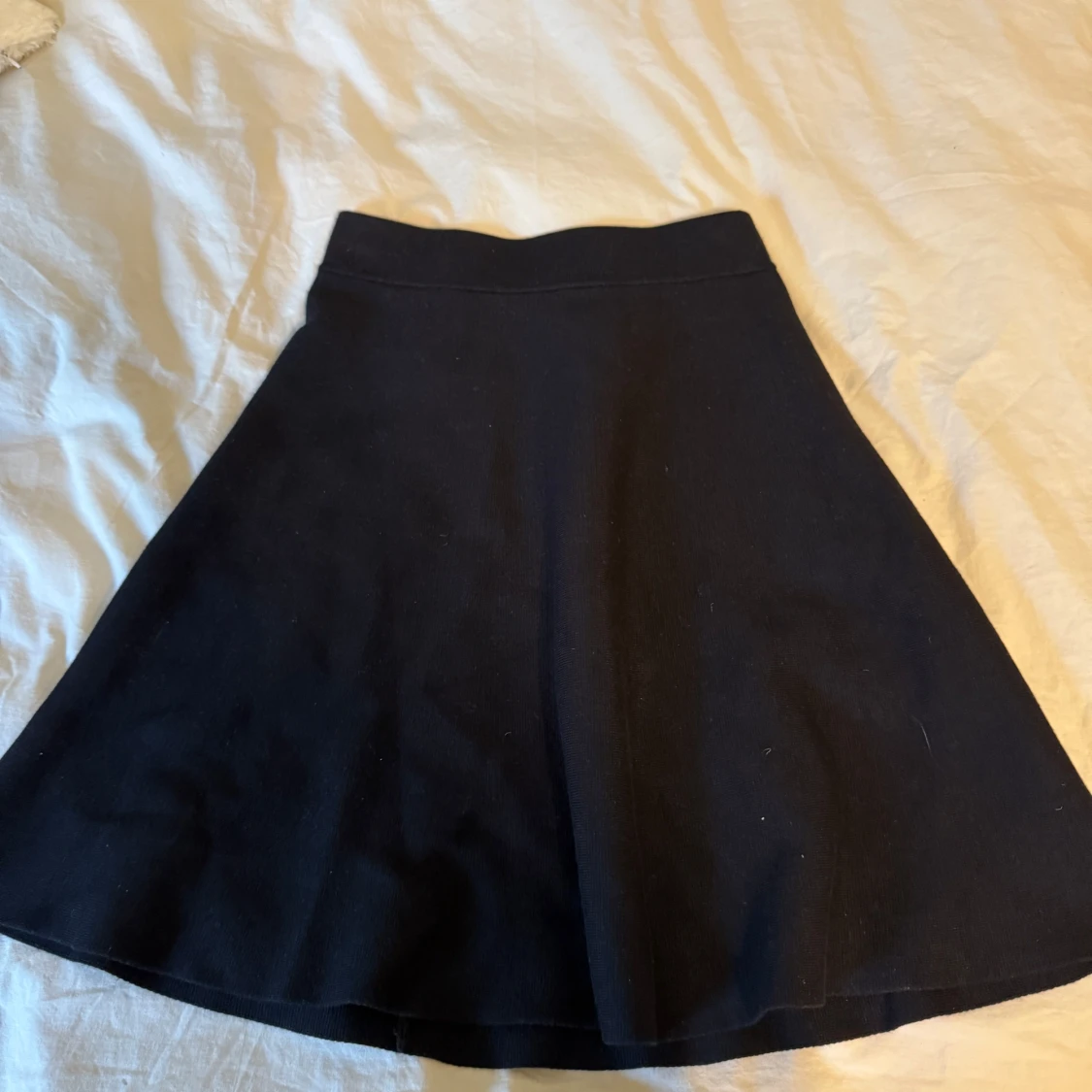 Svart A-linjeformad kortkjol