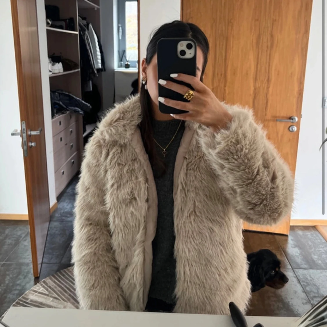 Beige fluffig pälsjacka