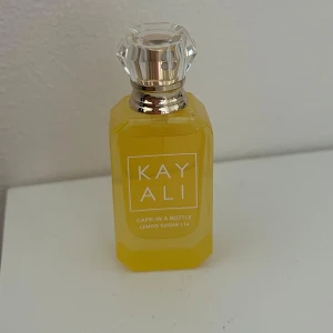 KAYALI CAPRI IN A BOTTLE LEMON SUGAR 14 - Säljer min söta mini Kayali 10ml, allt är kvar i flaskan förutom ett sprut. Skickar med bubbelplast eller tidning runt om parfymen! 