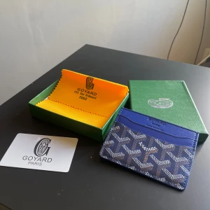 Mörkblå cardholder - Stilren ”cardholder” i färgen mörkblå