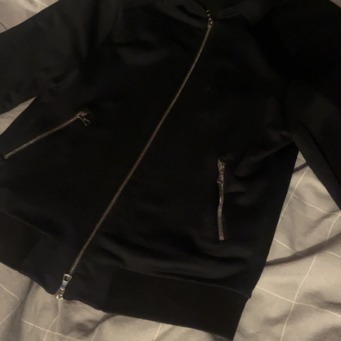 Svart zip från Limitato