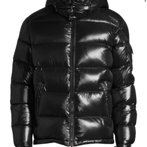 Moncler modell Maya  - Säljer nu min fina Moncler jacka. Det är en herrmodell men passar både dam och herr! Jag är nästan 180cm lång och jackan är i size 1. Pris går att diskuteras vid en snabb affär!🙌🏼 (Har även digitalt kvitto) 