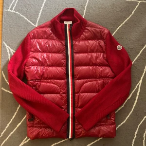 Moncler cardigan - Tjena, säljer du denna riktigt snygga och populära Moncler Cardigan den är i mycket bra skick men tyvärr är storlek taggen avklippt och finns små anmärkningar. Skriv för bild, hör av er vid frågor och funderingar🙌🤝
