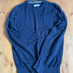 Mörkblå stickad tröja från pier one - Tjena säljer nu denna stickade tröjan i storlek L tröjan har inga större tecken på användning och är i fint skick skriv för frågor eller andra funderingar priset går självklart att diskuteras 