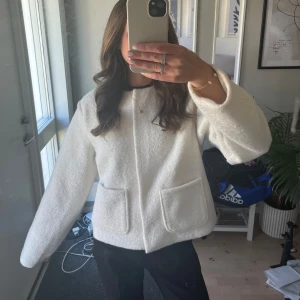 Vit kappa H&M - Helt ny jacka/kappa i boucle material från H&M, prislappen sitter kvar!