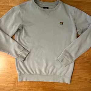 Lyle & Scott sweatshirt  - Säljer en fin Lyle & scott sweatshirt i storlek 10/11 så alltså Xs. Varan är i fint skick. Vid frågor är det bara att kontakta 🙏🏼