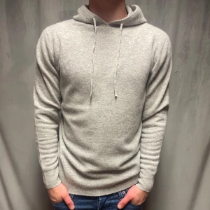 Kashmir/Merino hoodie - En ljusgrå Kashmir/Merino hoodie! Storlek M, passar M-L! Modellen är 177cm lång, passar mycket längre! Grymt skick, utan defekter! Hör av dig vid frågor!🌟