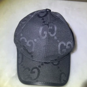 Svart keps  - Fin svart keps. Pris kan sänkas vid snabba affärer