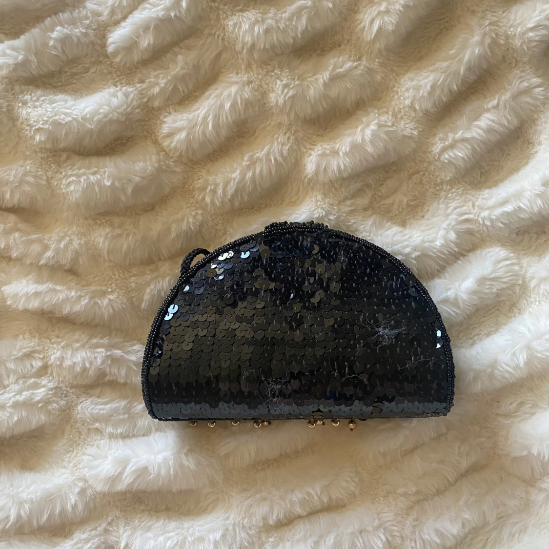 Svart axelväska med paljetter och guld - 1