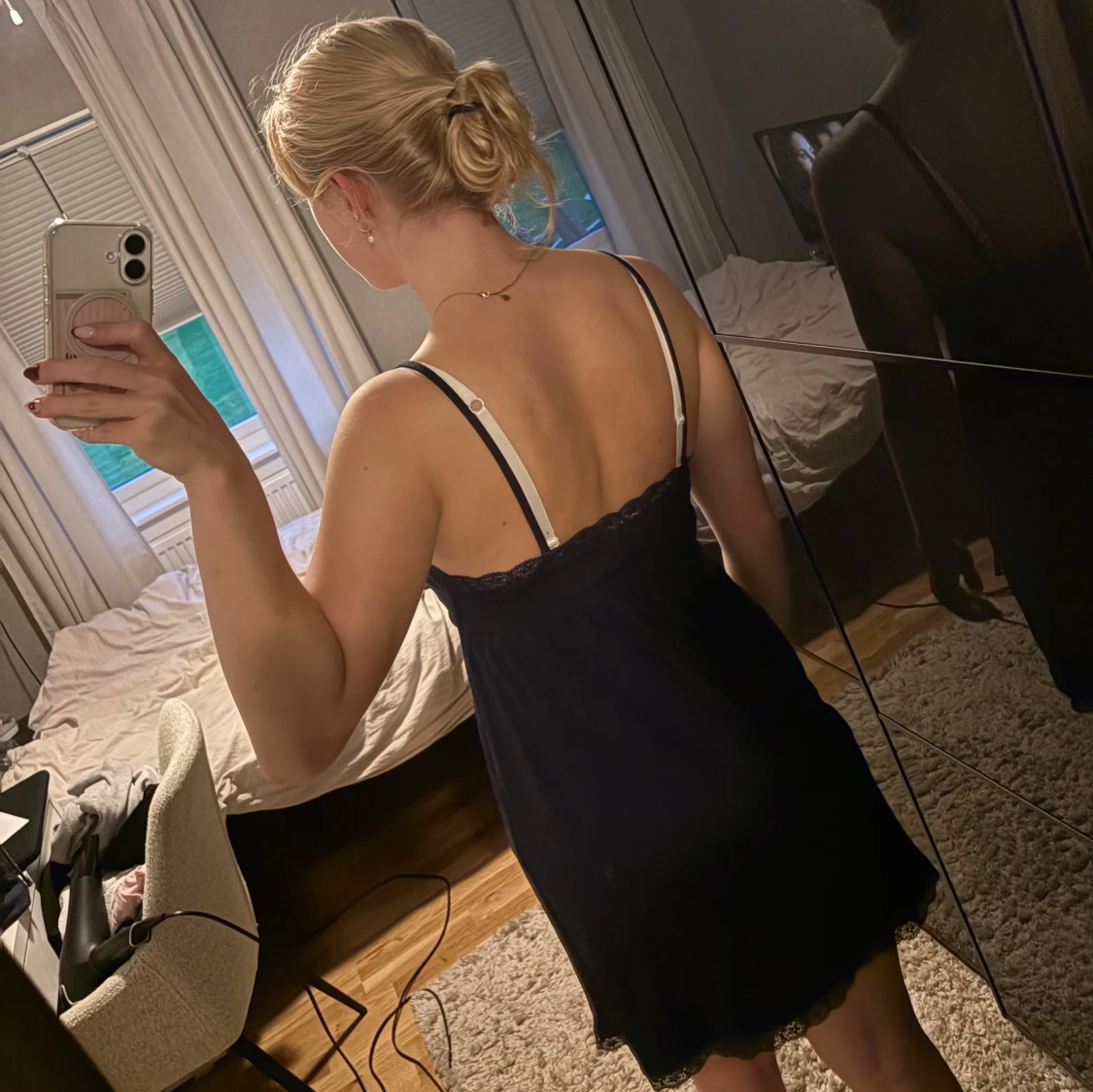 Marinblå kort klänning med spetsdetaljer - 1