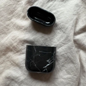AirPods fodral i marmor  - AirPods fodral med marmor mönster gjord i plast, säljer då jag har annars AirPods som inte passar