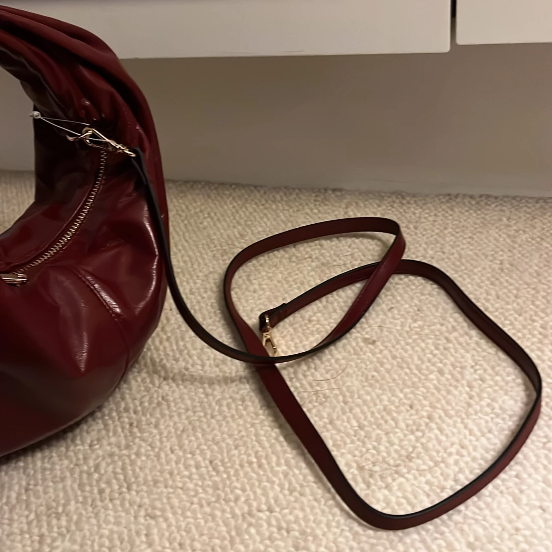 Vinröd axelväska i skinnimitation - 2