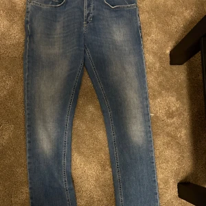 Dondup jeans - Feta dondup jeans storlek 31, aldrig använda säljer de eftersom de va för små på mig Kostar 2400 nya  Mitt pris 840 Pris kan diskuteras!