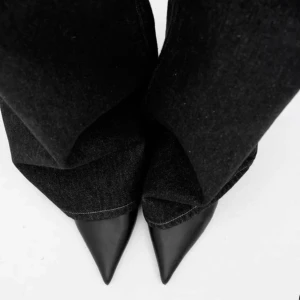 Svarta Pointy Low Slingback från Nelly - Svarta slingback-pumps från Nelly med spetsig tå och låg klack. Skorna har en elegant siluett med justerbar rem runt hälen. Använda 1 gång, inte mer eftersom jag upptäckte att de var för stora. Köpta för 450+frakt.