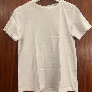 vit t-shirt - helt oanvänd. inga defekter🩷
