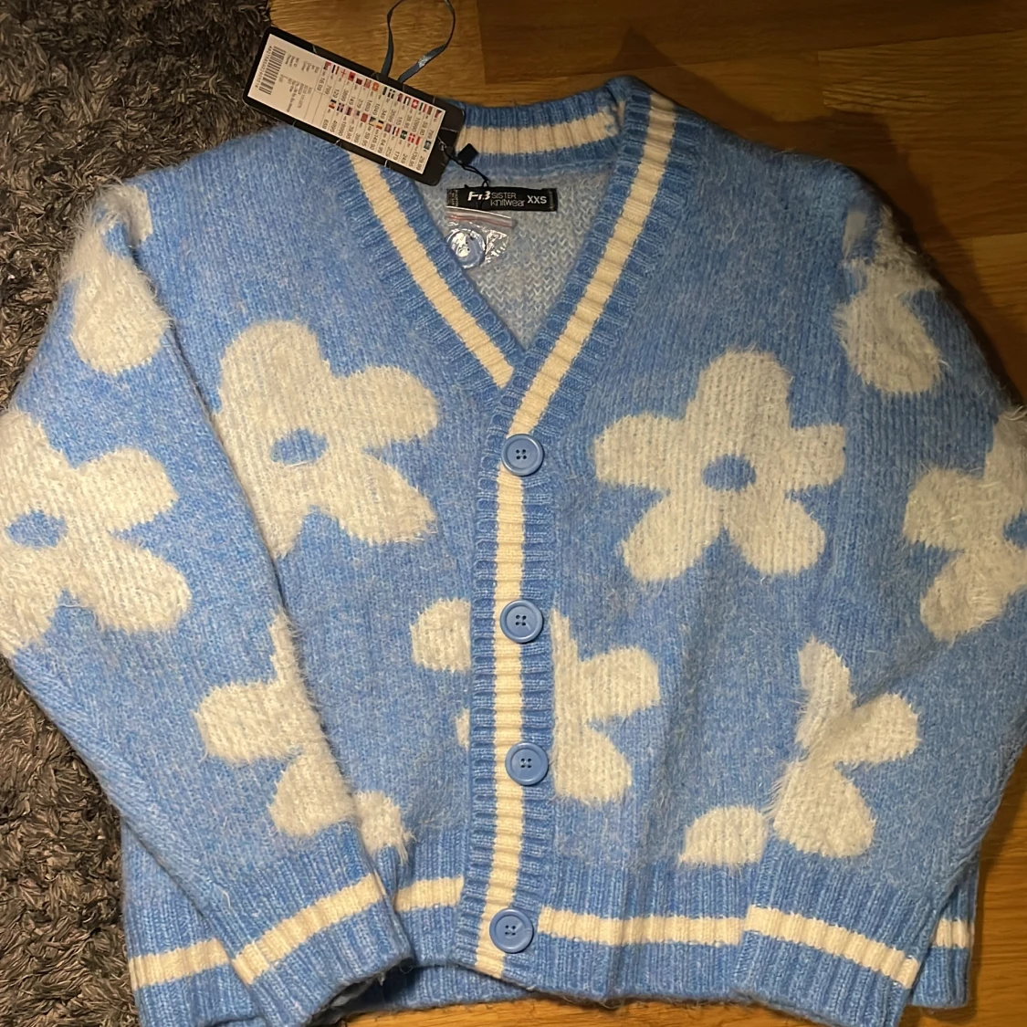 Blå fluffig kofta med blommor från FJ