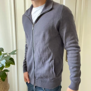 Massimo dutti full zip - Skön Massimo dutti full zip. Modellen är 180,75 kg och bär L. Kom med frågor! 🤝