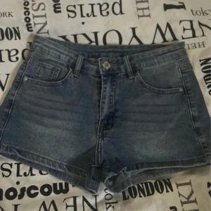 Blå jeansshorts - S - Mörkblå/blå jeansshorts i storlek S. Aldrig använda bara legat i garderoben.