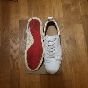 Vita Christian Louboutin - [vita sneakers i skinn från Christian Louboutin] [storlek 43] [använda skriv vid fundering🧐] Box och allt ingår